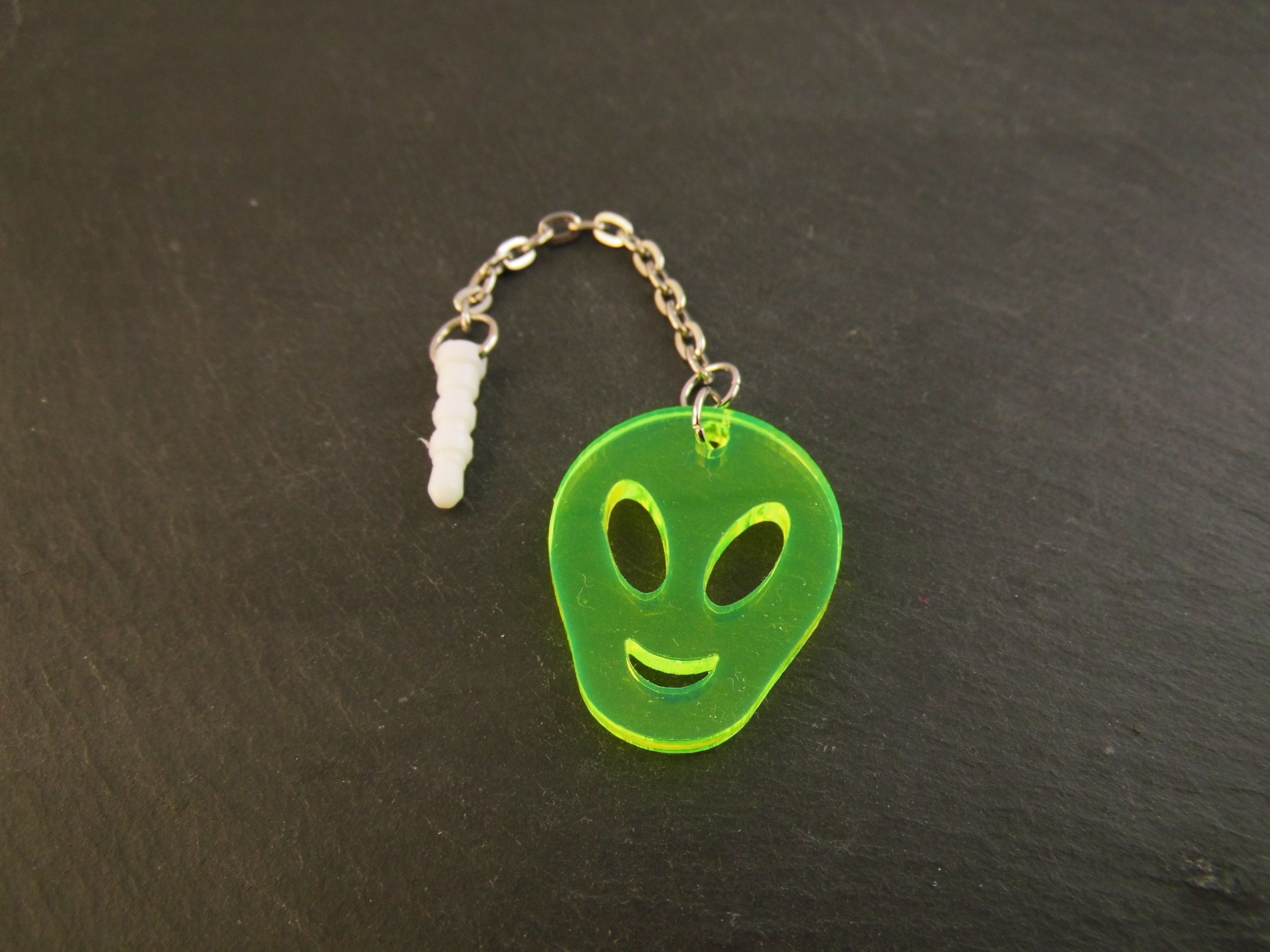 Handyanhänger Alien orange fluoreszierend Acryl Handyschmuck Staubschutz